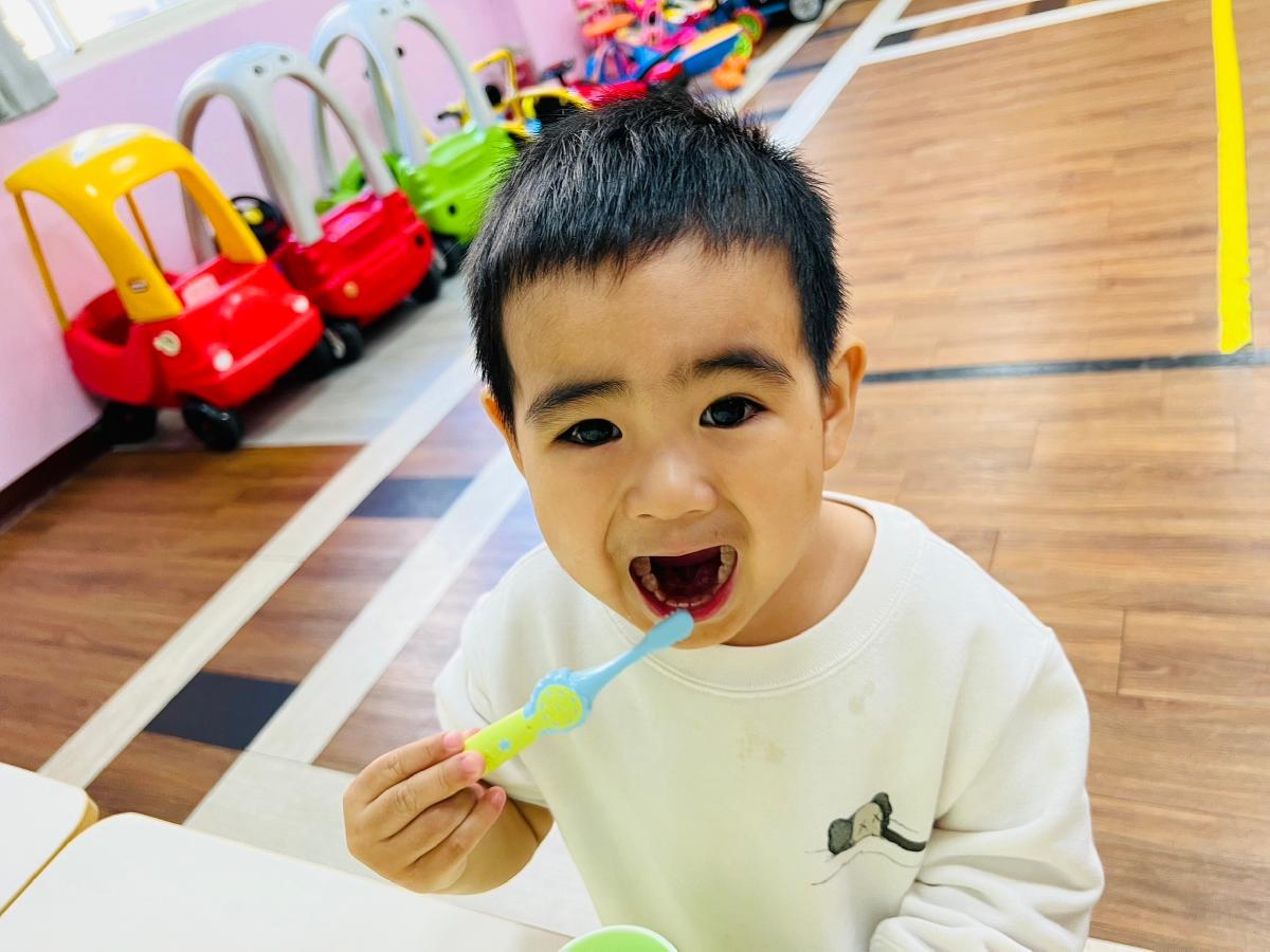 幼幼班寶貝練習刷牙